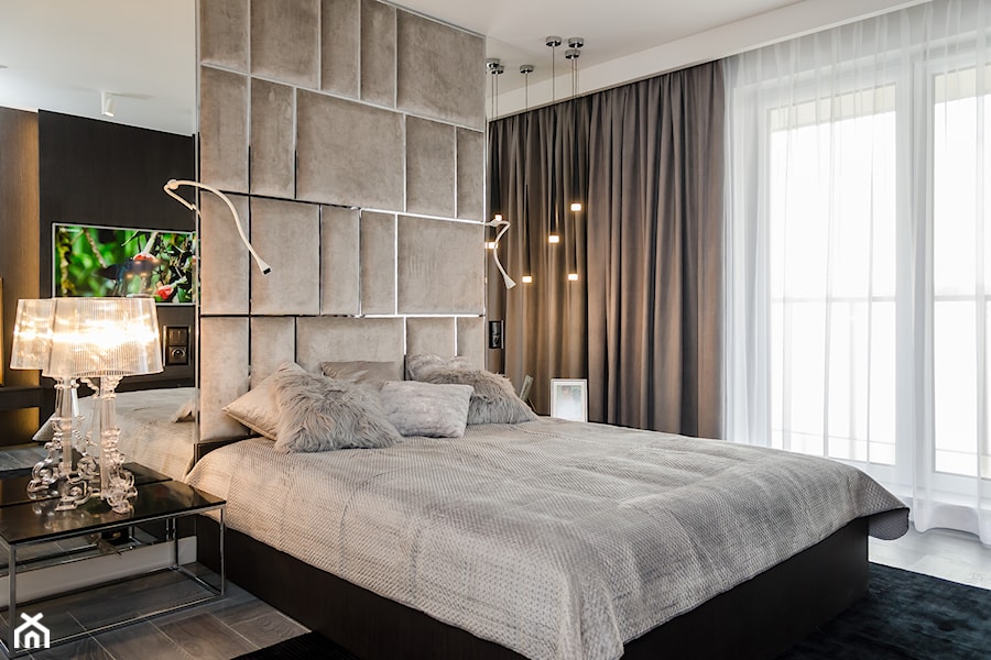 PUZZLE Z MCHU - Średnia biała brązowa z panelami tapicerowanymi sypialnia, styl nowoczesny - zdjęcie od DALMIKO DESIGN Pracownia Projektowa