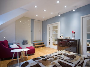 DOM W PRZYTULNYCH SZAROŚCIACH - Duża niebieska sypialnia na poddaszu, styl nowoczesny - zdjęcie od DALMIKO DESIGN Pracownia Projektowa