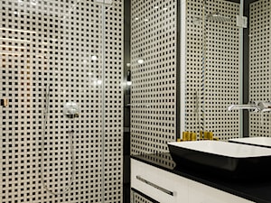 PO DRUGIEJ STRONIE LUSTRA - Mała na poddaszu bez okna z lustrem łazienka, styl nowoczesny - zdjęcie od DALMIKO DESIGN Pracownia Projektowa