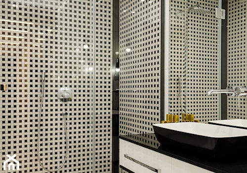 PO DRUGIEJ STRONIE LUSTRA - Mała na poddaszu bez okna z lustrem łazienka, styl nowoczesny - zdjęcie od DALMIKO DESIGN Pracownia Projektowa