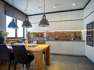 MIESZKANIE Z CEGŁĄ - Średnia otwarta z salonem szara z zabudowaną lodówką kuchnia jednorzędowa z oknem, styl nowoczesny - zdjęcie od DALMIKO DESIGN Pracownia Projektowa