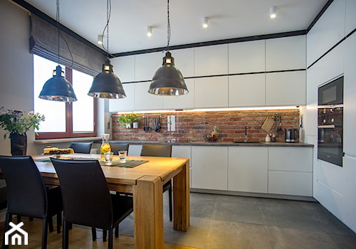 MIESZKANIE Z CEGŁĄ - Średnia otwarta z salonem szara z zabudowaną lodówką kuchnia jednorzędowa z oknem, styl nowoczesny - zdjęcie od DALMIKO DESIGN Pracownia Projektowa