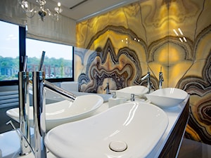 DOM NAD WISŁĄ - Średnia bez okna z lustrem z dwoma umywalkami łazienka, styl glamour - zdjęcie od DALMIKO DESIGN Pracownia Projektowa