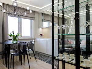 PO DRUGIEJ STRONIE LUSTRA - Mała beżowa biała jadalnia w salonie, styl nowoczesny - zdjęcie od DALMIKO DESIGN Pracownia Projektowa