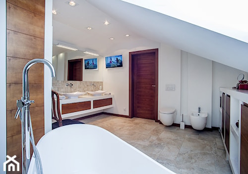 DOM Z MUZYKĄ - Na poddaszu z dwoma umywalkami z punktowym oświetleniem łazienka z oknem, styl nowoczesny - zdjęcie od DALMIKO DESIGN Pracownia Projektowa