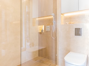 Apartament na Ursynowie - Średnia z marmurową podłogą z punktowym oświetleniem łazienka, styl nowoczesny - zdjęcie od ZAWICKA-ID Projektowanie wnętrz