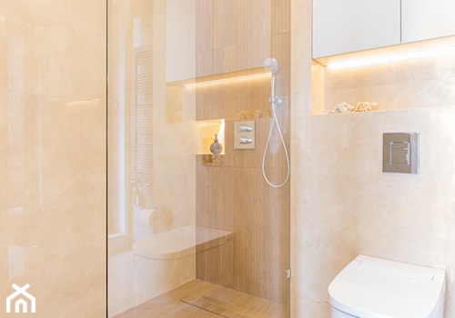 Apartament na Ursynowie - Średnia z marmurową podłogą z punktowym oświetleniem łazienka, styl nowoczesny - zdjęcie od ZAWICKA-ID Projektowanie wnętrz