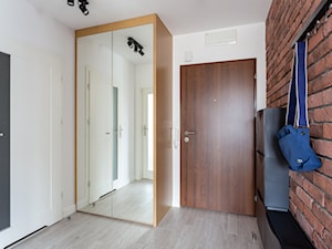Mieszkanie 45 m2 na Białołęce - Mały z wieszakiem biały hol / przedpokój, styl nowoczesny - zdjęcie od ZAWICKA-ID Projektowanie wnętrz