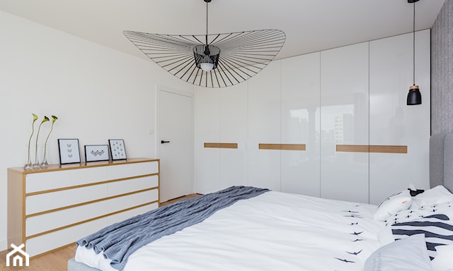 Biała sypialnia z drewnianymi akcentami