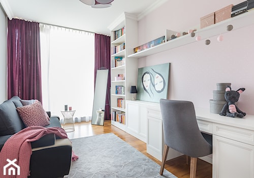 Apartament na Ursynowie - Średni różowy szary pokój dziecka dla nastolatka dla dziewczynki, styl nowoczesny - zdjęcie od ZAWICKA-ID Projektowanie wnętrz