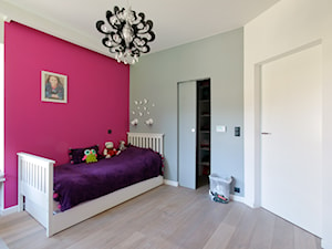 Dom w Białołęce - Średni biały różowy szary pokój dziecka dla nastolatka dla dziewczynki, styl nowoczesny - zdjęcie od ZAWICKA-ID Projektowanie wnętrz