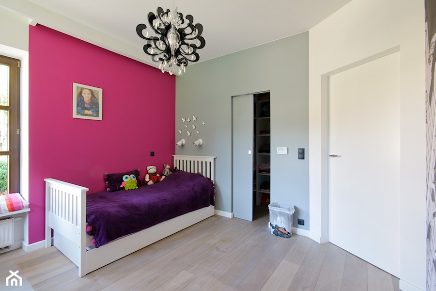 Dom w Białołęce - Średni biały różowy szary pokój dziecka dla nastolatka dla dziewczynki, styl nowoczesny - zdjęcie od ZAWICKA-ID Projektowanie wnętrz