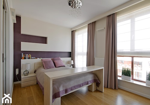 Apartament dla 4-osobowej rodziny - Średnia biała fioletowa z panelami tapicerowanymi sypialnia, styl nowoczesny - zdjęcie od ZAWICKA-ID Projektowanie wnętrz