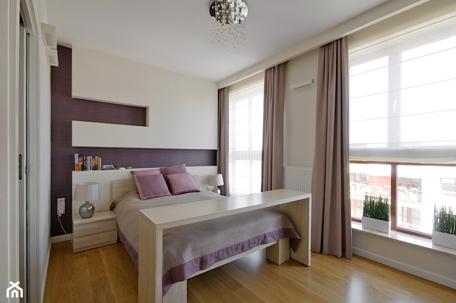 Apartament dla 4-osobowej rodziny - Średnia biała fioletowa z panelami tapicerowanymi sypialnia, styl nowoczesny - zdjęcie od ZAWICKA-ID Projektowanie wnętrz