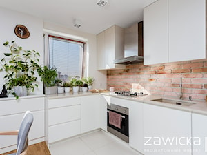 Mieszkanie na Bielanach - Mała zamknięta biała z zabudowaną lodówką z podblatowym zlewozmywakiem kuchnia w kształcie litery l z oknem - zdjęcie od ZAWICKA-ID Projektowanie wnętrz