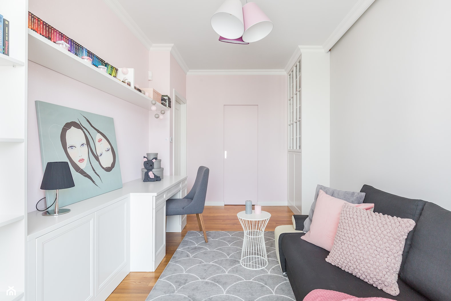 Apartament na Ursynowie - Średni biały różowy pokój dziecka dla nastolatka dla chłopca dla dziewczynki, styl nowoczesny - zdjęcie od ZAWICKA-ID Projektowanie wnętrz - Homebook