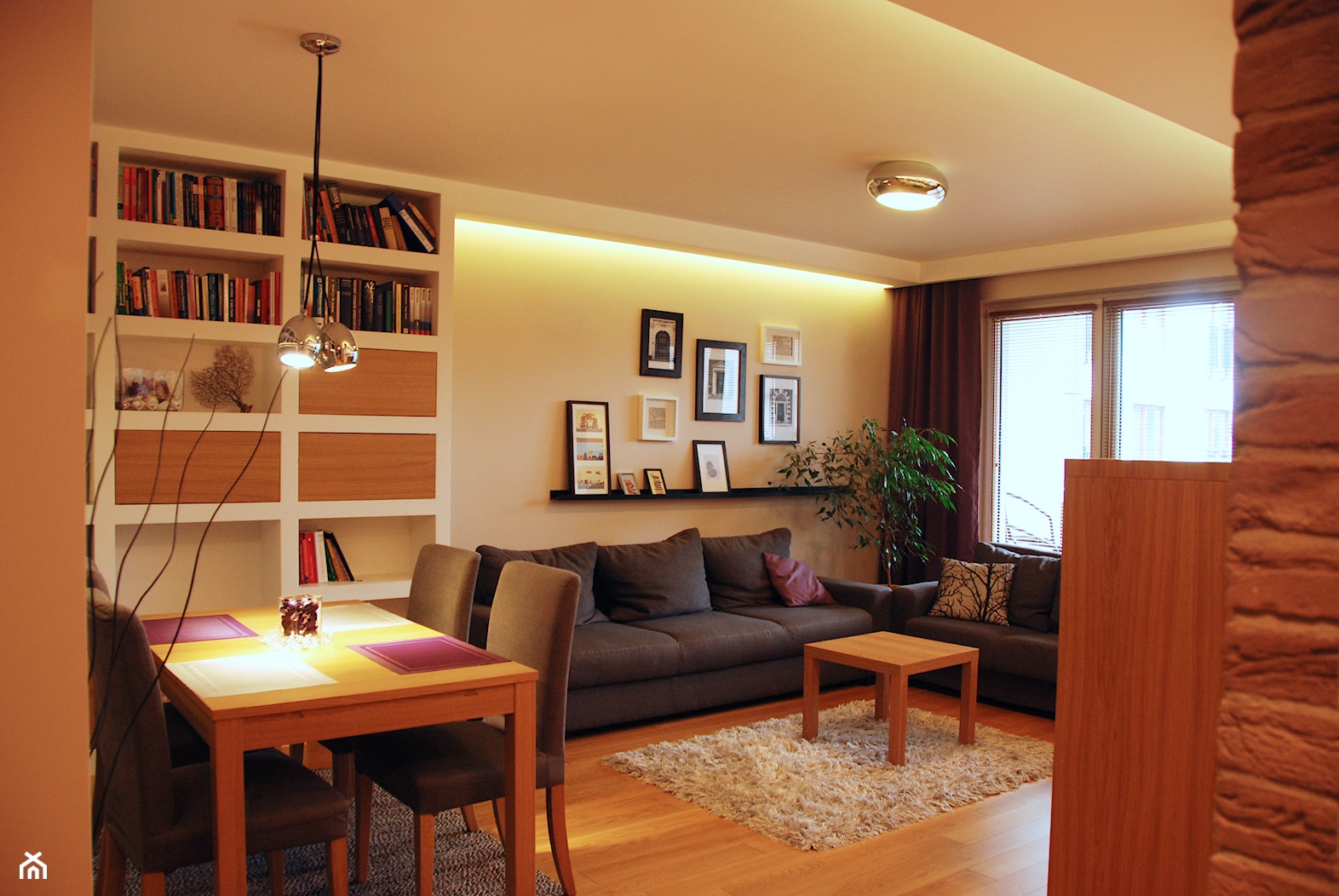 mieszkanie 90m2 - Mały biały salon z jadalnią, styl nowoczesny - zdjęcie od ZAWICKA-ID Projektowanie wnętrz - Homebook