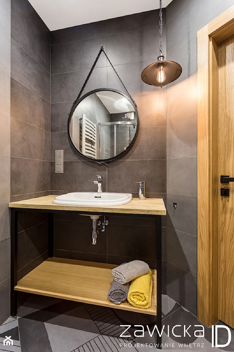Realizacja projektu soft loft - Mała na poddaszu bez okna z lustrem łazienka, styl industrialny - zdjęcie od ZAWICKA-ID Projektowanie wnętrz