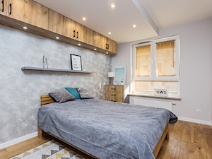 Drewno z szarością - Średnia biała szara sypialnia, styl nowoczesny - zdjęcie od ZAWICKA-ID Projektowanie wnętrz