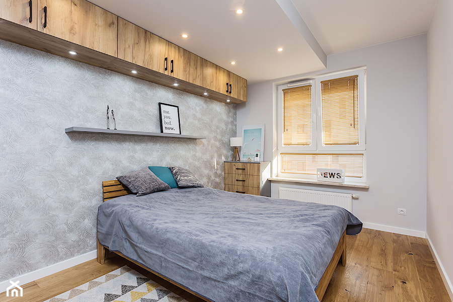 Drewno z szarością - Średnia biała szara sypialnia, styl nowoczesny - zdjęcie od ZAWICKA-ID Projektowanie wnętrz