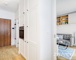 Inspirowane stylem Hampton - Mała otwarta z salonem biała z zabudowaną lodówką kuchnia jednorzędowa - zdjęcie od ZAWICKA-ID Projektowanie wnętrz - Homebook