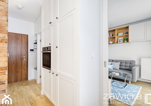 Inspirowane stylem Hampton - Mała otwarta z salonem biała z zabudowaną lodówką kuchnia jednorzędowa - zdjęcie od ZAWICKA-ID Projektowanie wnętrz