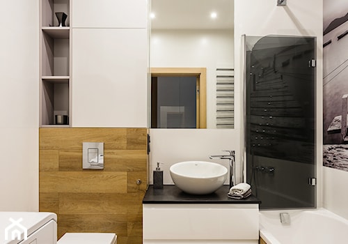 Biel i szarości w łazience w połączeniu z drewnem - zdjęcie od ZAWICKA-ID Projektowanie wnętrz