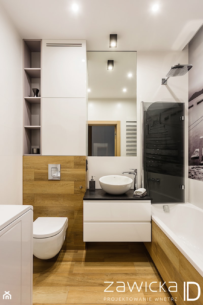 Biel i szarości w łazience w połączeniu z drewnem - zdjęcie od ZAWICKA-ID Projektowanie wnętrz
