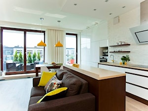 Mieszkanie na Powiślu - Średnia z salonem beżowa biała z zabudowaną lodówką z podblatowym zlewozmywakiem kuchnia jednorzędowa z wyspą lub półwyspem, styl nowoczesny - zdjęcie od ZAWICKA-ID Projektowanie wnętrz