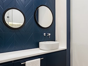 Granatowa łazienka - zdjęcie od ZAWICKA-ID Projektowanie wnętrz