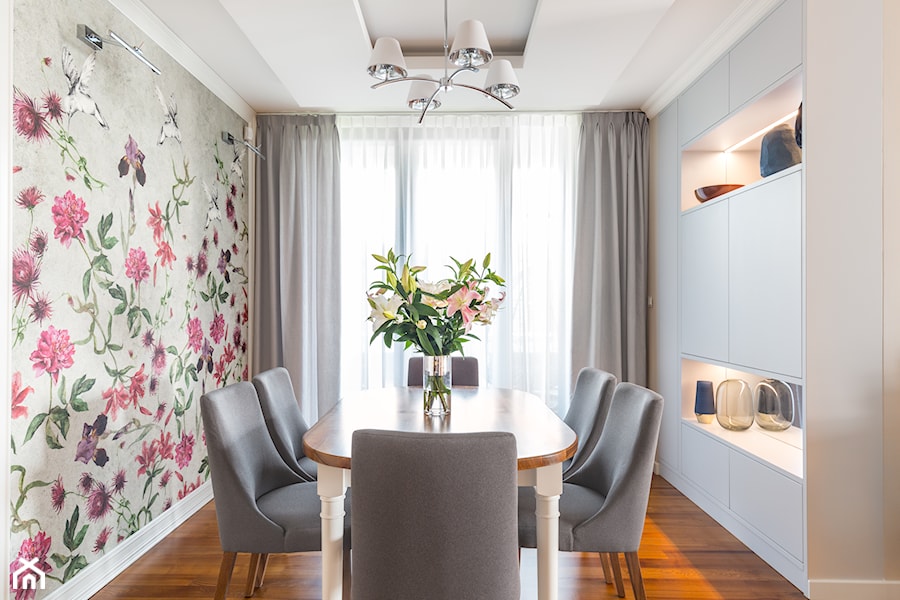 Apartament na Ursynowie - Średnia biała różowa jadalnia jako osobne pomieszczenie, styl glamour - zdjęcie od ZAWICKA-ID Projektowanie wnętrz