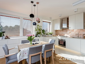 Mieszkanie na Bielanach - Średnia otwarta z salonem biała z zabudowaną lodówką z podblatowym zlewozmywakiem kuchnia w kształcie litery l z oknem - zdjęcie od ZAWICKA-ID Projektowanie wnętrz