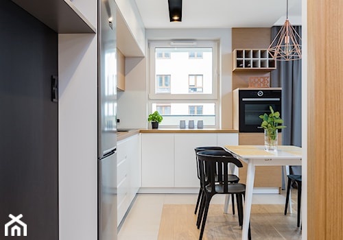 Mieszkanie dla rodziny - Średnia otwarta z salonem biała z zabudowaną lodówką kuchnia w kształcie litery l z oknem, styl skandynawski - zdjęcie od ZAWICKA-ID Projektowanie wnętrz