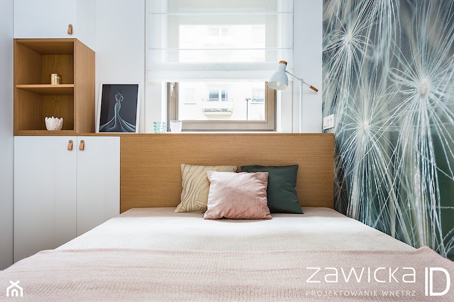 Mała, przytulna i funkcjonalna sypialnia - zdjęcie od ZAWICKA-ID Projektowanie wnętrz
