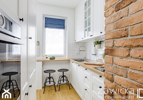 Inspirowane stylem Hampton - Mała zamknięta biała z zabudowaną lodówką z podblatowym zlewozmywakiem kuchnia w kształcie litery u z oknem - zdjęcie od ZAWICKA-ID Projektowanie wnętrz
