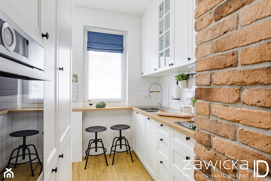 Inspirowane stylem Hampton - Mała zamknięta biała z zabudowaną lodówką z podblatowym zlewozmywakiem kuchnia w kształcie litery u z oknem - zdjęcie od ZAWICKA-ID Projektowanie wnętrz
