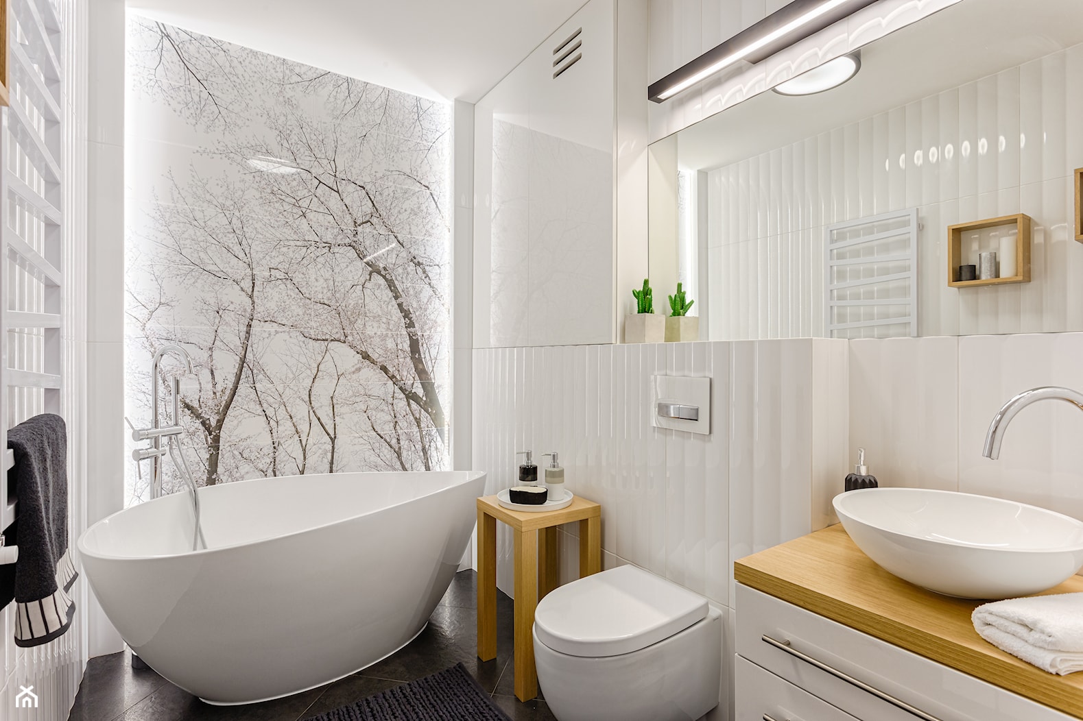 Czarno - biała łazienka z wanną - zdjęcie od ZAWICKA-ID Projektowanie wnętrz - Homebook