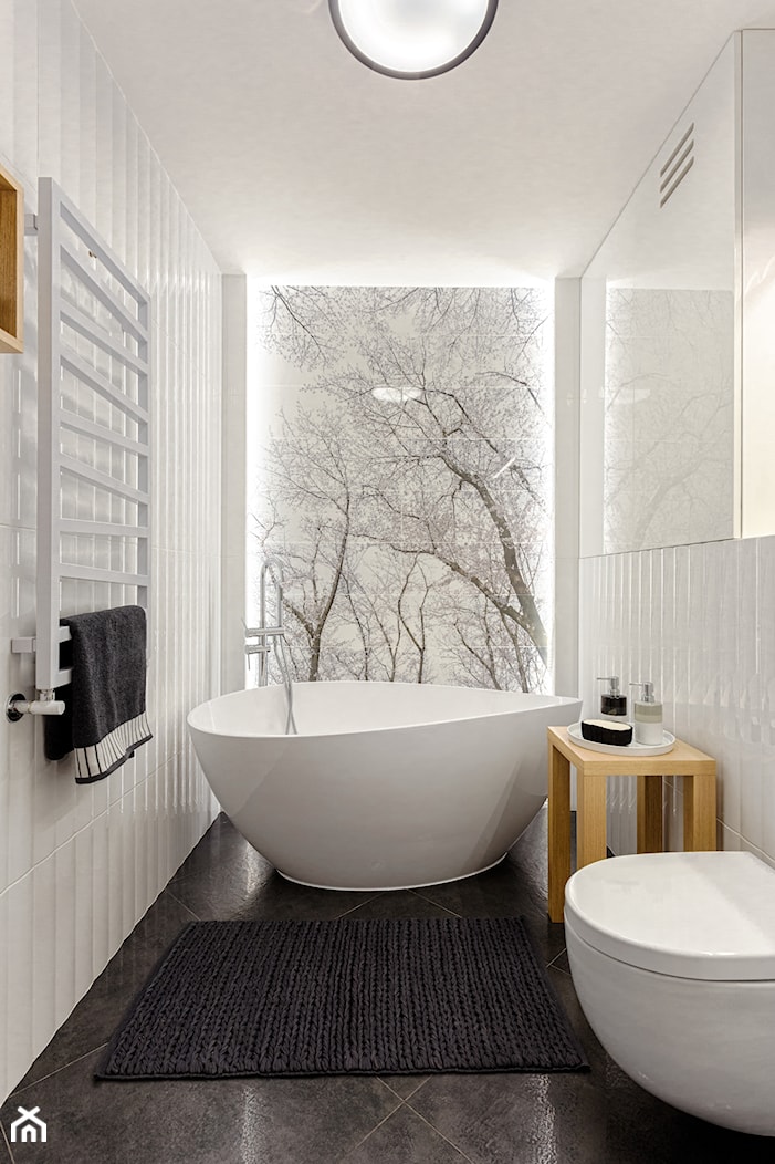 Czarno - biała łazienka z wanną - zdjęcie od ZAWICKA-ID Projektowanie wnętrz - Homebook