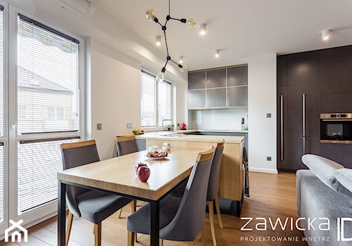 Realizacja projektu soft loft - Średnia biała jadalnia w salonie w kuchni, styl industrialny - zdjęcie od ZAWICKA-ID Projektowanie wnętrz