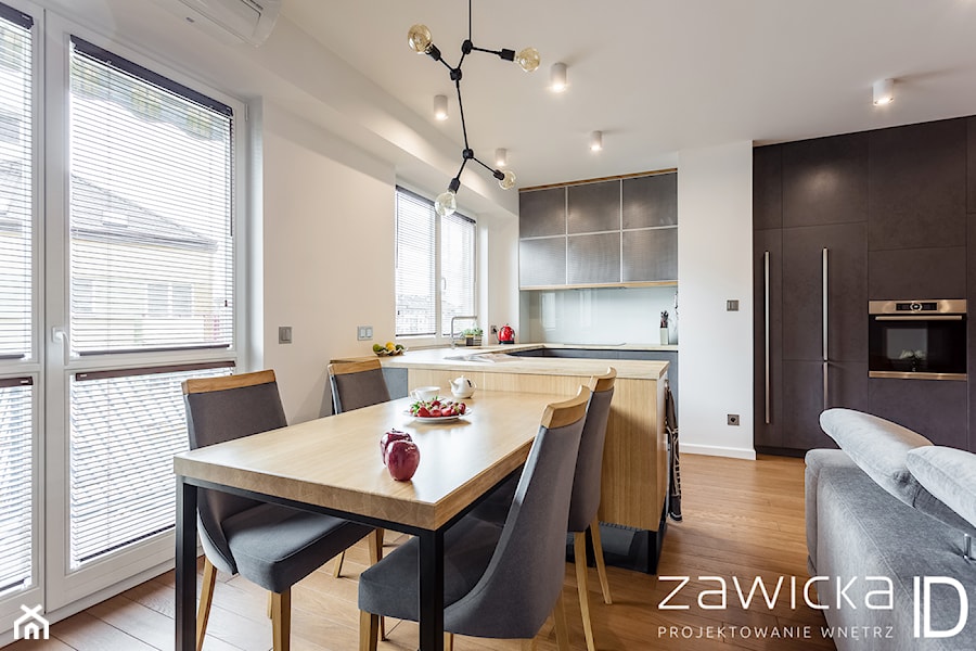 Realizacja projektu soft loft - Średnia biała jadalnia w salonie w kuchni, styl industrialny - zdjęcie od ZAWICKA-ID Projektowanie wnętrz