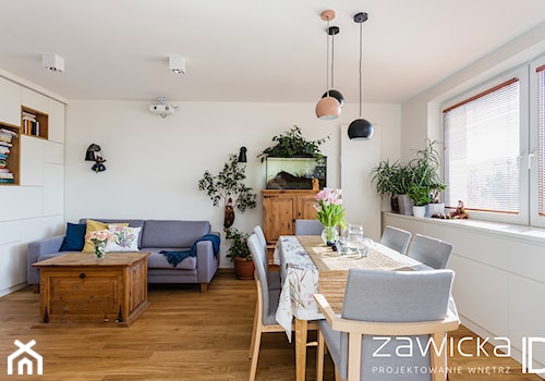 Mieszkanie na Bielanach - Duża biała jadalnia w salonie - zdjęcie od ZAWICKA-ID Projektowanie wnętrz