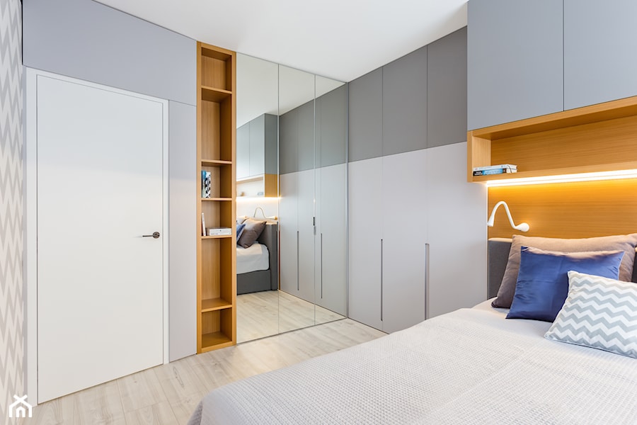 90 m2 po remoncie - Średnia szara sypialnia, styl nowoczesny - zdjęcie od ZAWICKA-ID Projektowanie wnętrz