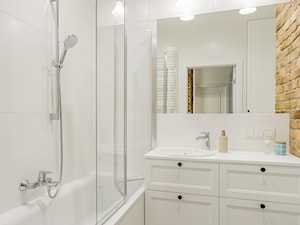 Inspirowane stylem Hampton - Mała bez okna z lustrem łazienka - zdjęcie od ZAWICKA-ID Projektowanie wnętrz