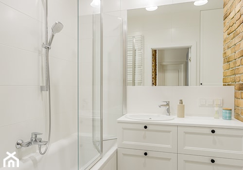 Inspirowane stylem Hampton - Mała bez okna z lustrem łazienka - zdjęcie od ZAWICKA-ID Projektowanie wnętrz