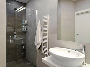 Apartament dla 4-osobowej rodziny - Średnia bez okna łazienka, styl nowoczesny - zdjęcie od ZAWICKA-ID Projektowanie wnętrz