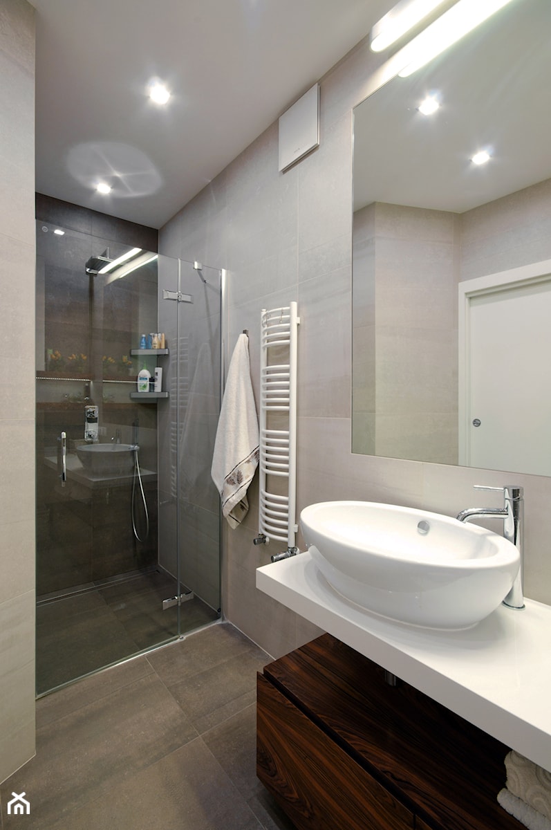 Apartament dla 4-osobowej rodziny - Średnia bez okna łazienka, styl nowoczesny - zdjęcie od ZAWICKA-ID Projektowanie wnętrz