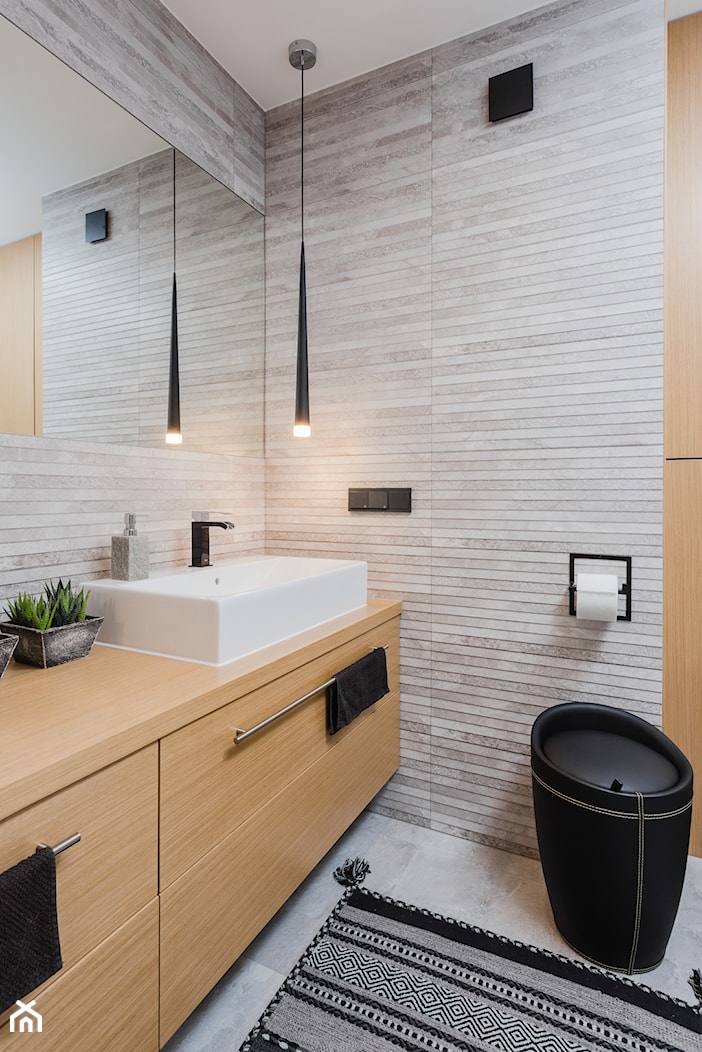 Czarno - biała łazienka z prysznicem - zdjęcie od ZAWICKA-ID Projektowanie wnętrz - Homebook