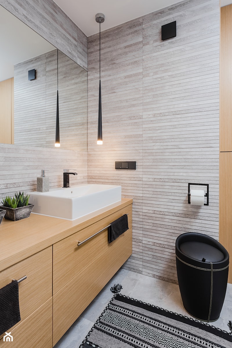 Czarno - biała łazienka z prysznicem - zdjęcie od ZAWICKA-ID Projektowanie wnętrz