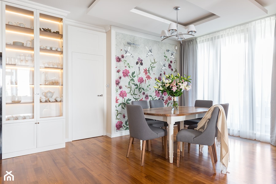 Apartament na Ursynowie - Duża biała szara jadalnia jako osobne pomieszczenie, styl glamour - zdjęcie od ZAWICKA-ID Projektowanie wnętrz