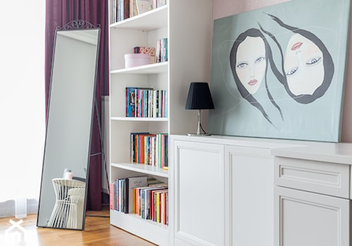 Apartament na Ursynowie - Mały biały różowy pokój dziecka dla nastolatka dla chłopca dla dziewczynki, styl nowoczesny - zdjęcie od ZAWICKA-ID Projektowanie wnętrz